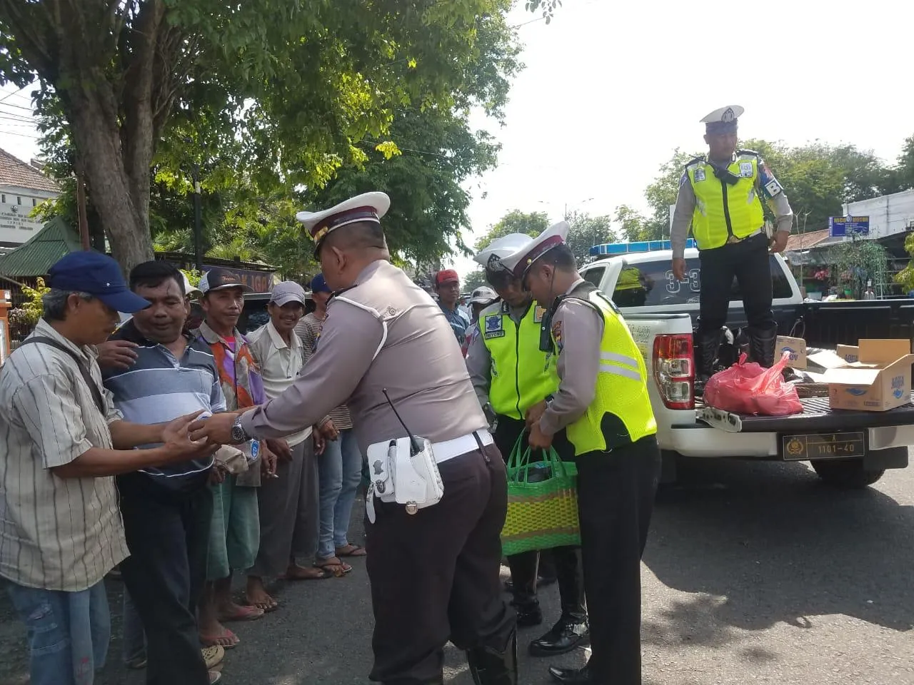 Satlantas Polres Lumajang Bagi-bagi Nasi Bungkus ke Tukang Becak
