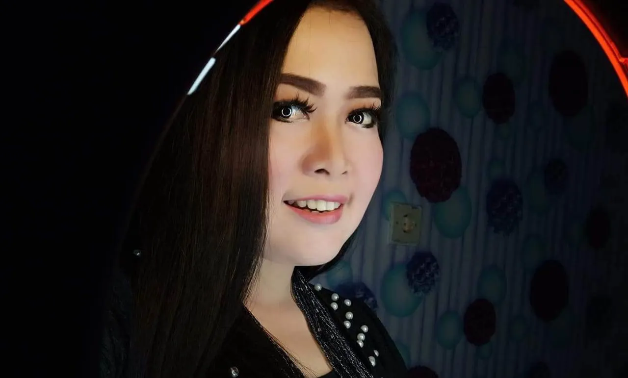 Vera Dewi Amore Penyanyi Sekaligus Pembisnis Emas Batangan