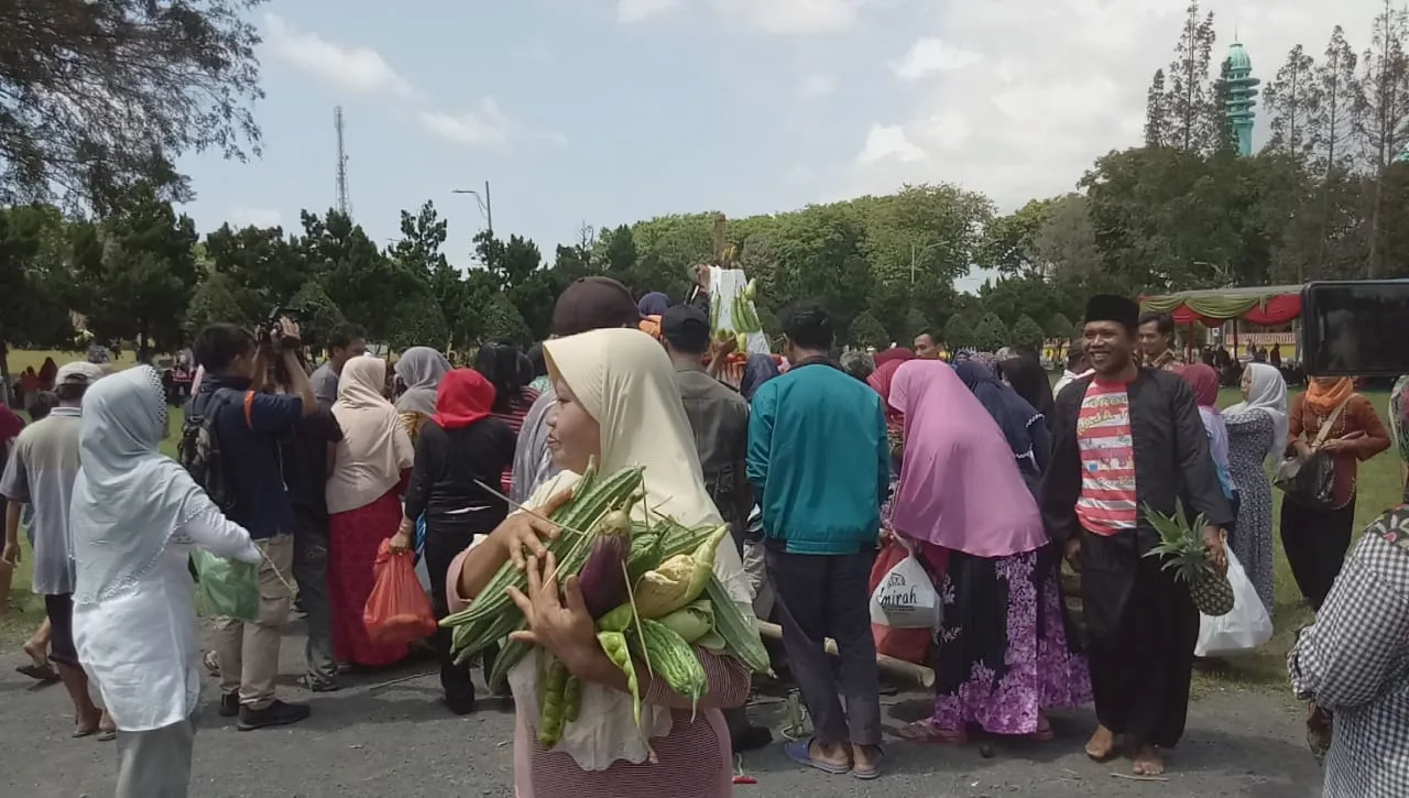 Video : Warga Lumajang Berebut 4 Gunungan Tumpeng Harjalu 763