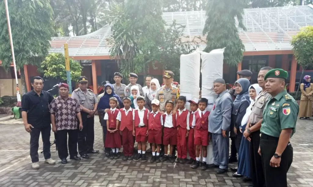 AKBP Arsal Sahban Serahkan Bantuan Karpet ke SD Negeri 04 Klakah