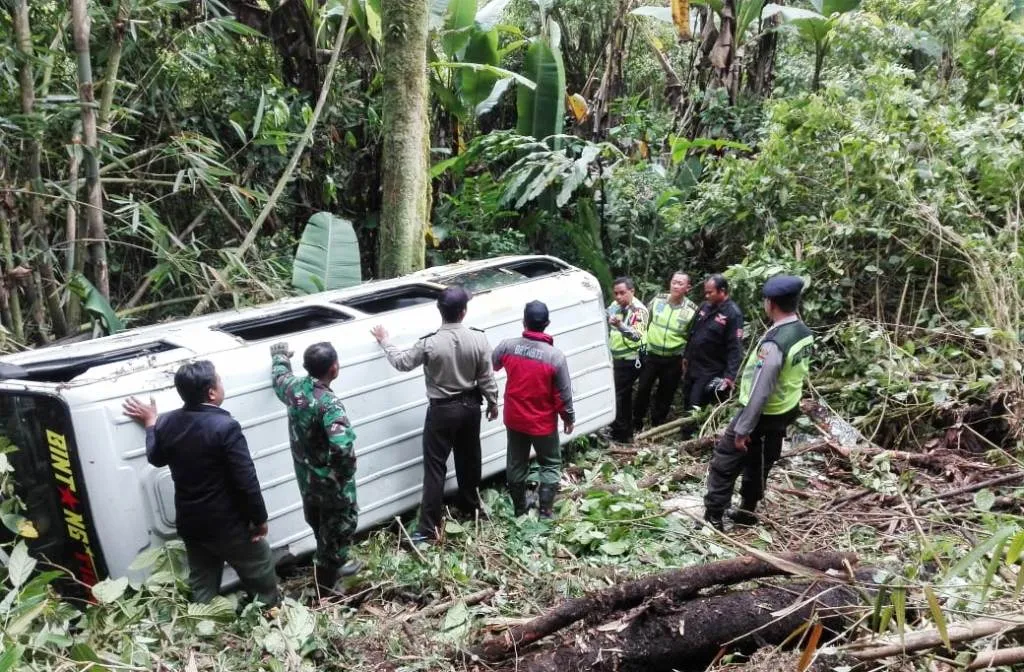 Ini Penyebab dan Kronologi Kecelakaan Mini Bus Masuk Jurang di Ireng-ireng TNBTS