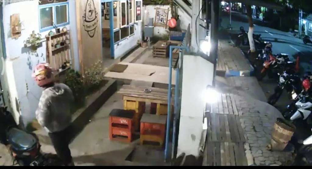 Maling Sepeda Motor Terekam CCTV di Tjangkir Koffie Lumajang