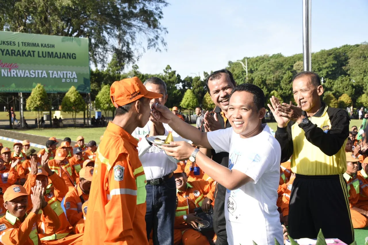 Bupati Lumajang Suapi Pasukan Orange Atas Dedikasinya Menjaga Kebersihan