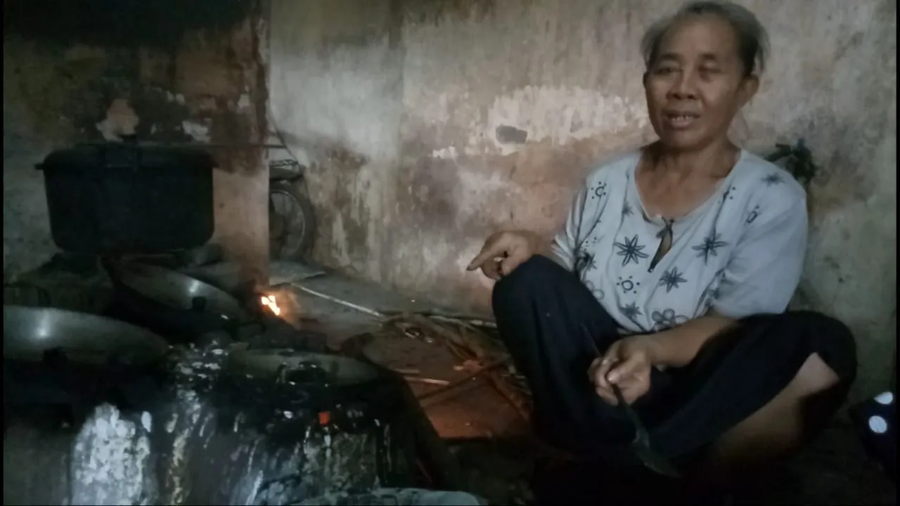 Dari Jualan Kue Lupis, Humidah Mampu Kuliahkan Anak