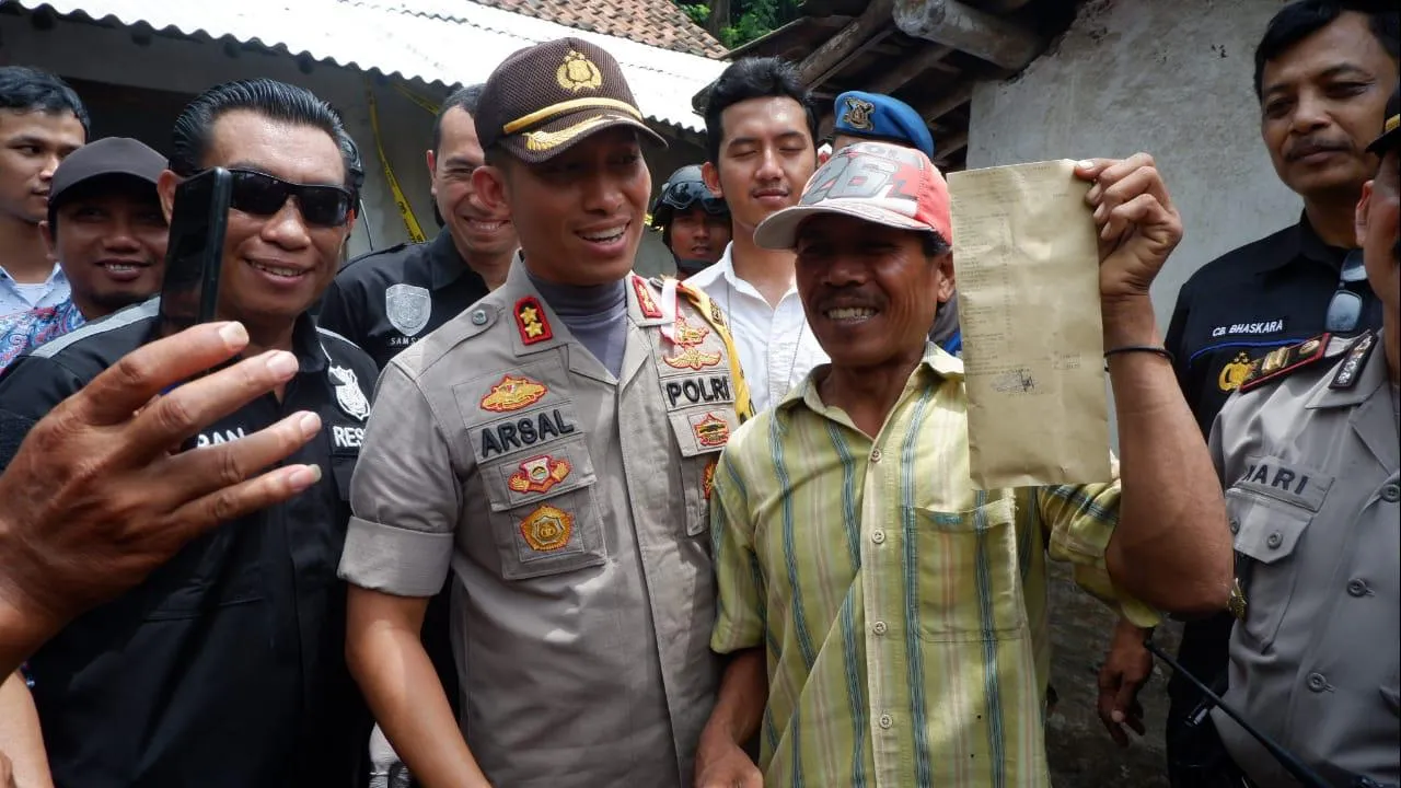 Video : Kapolres Arsal Sahban Berikan Gaji Sebulan Bagi Warga Pemberani