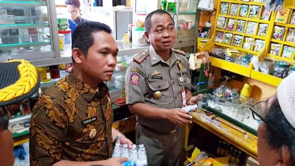 Temukan Pelajar Teler, Cak Thoriq dan Satpol PP Gerebek Toko Jamu Jual Alkohol