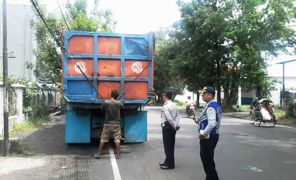 Truck Pasir Tak Tutup Muatan Juga Terpantau CCTV Dishub Lumajang