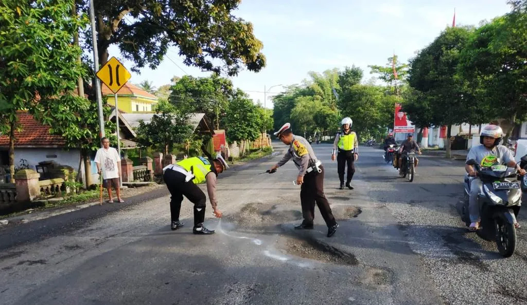 Berbahaya...! Polisi Cat Jalan Berlubang Depan Polsek Ranuyoso