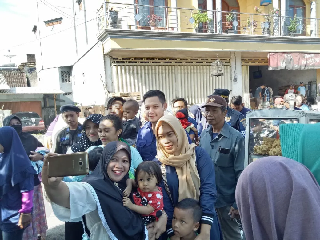 Kunjungi Pasar Jatiroto, Pipi Ferly dicubit Emak-emak