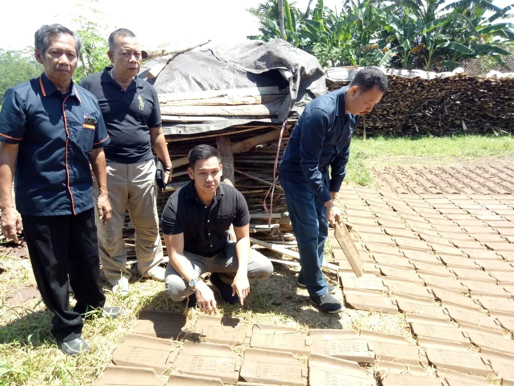 Wow, Ferlyanto Artis FTV Belajar Membuat Genteng di Lumajang.