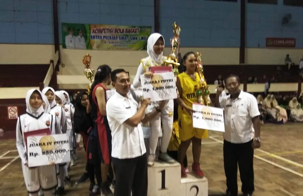 Tim Putra-Putri SMAN 02 Lumajang Borong Juara Pertama Kompetisi Bola Basket Dispora
