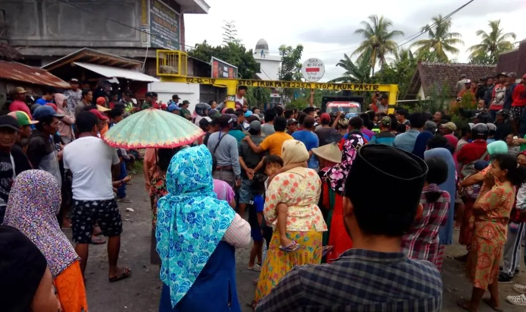 Emak-amak dan Anak-anak Mulai Hadang Truck Pasir di Jarit