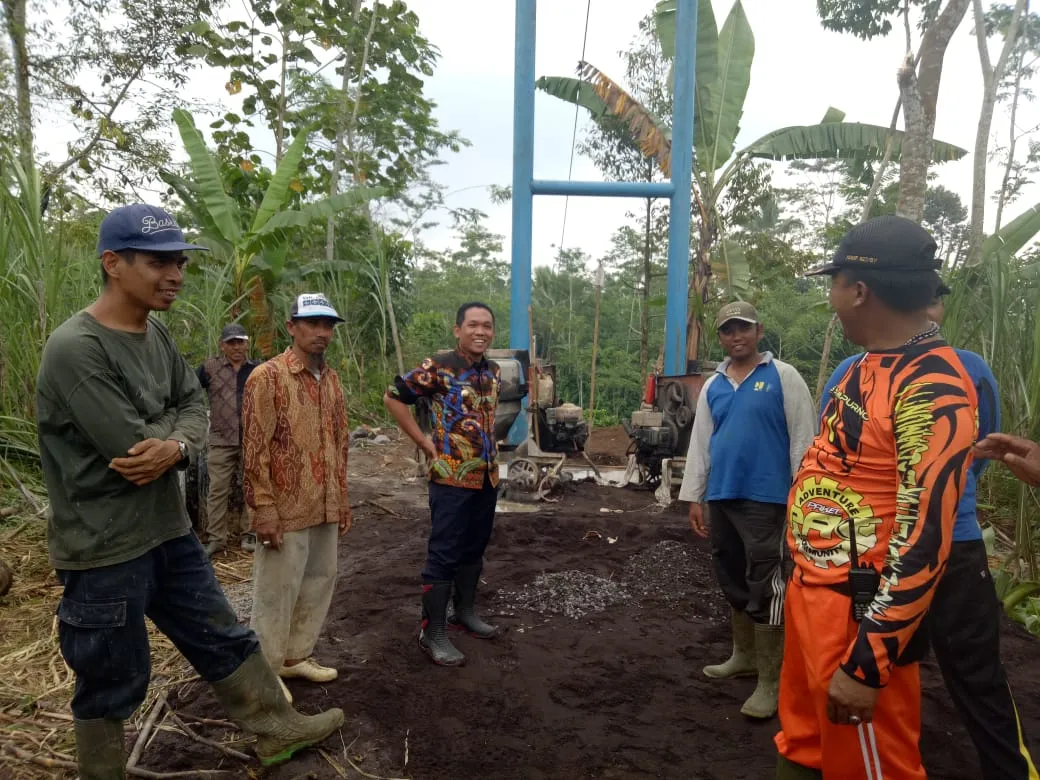 Cak Thoriq Jadi Kuli Dipembangunan Jembatan Gantung Talpak