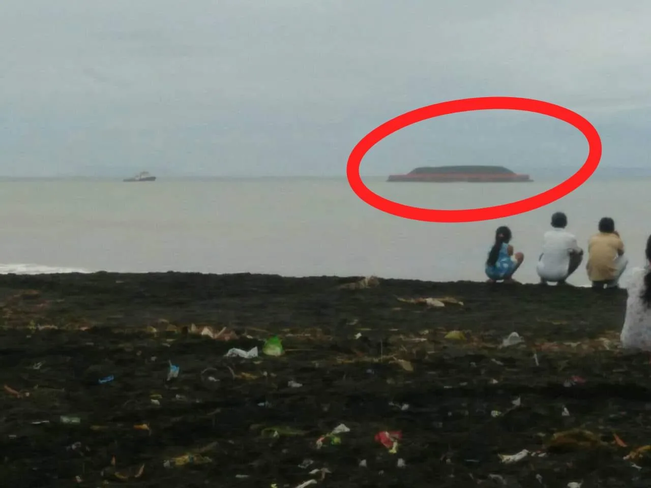 Kapal Tongkang Angkut Batu Bara Terdampar di Pantai Tempursari Lumajang