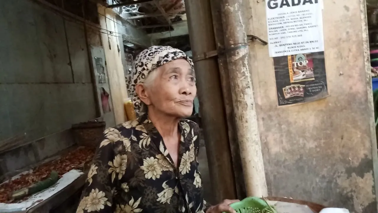 Madu Lebah Budidaya Hj. Khosniah Diburu Konsumen di Pasar Pasirian