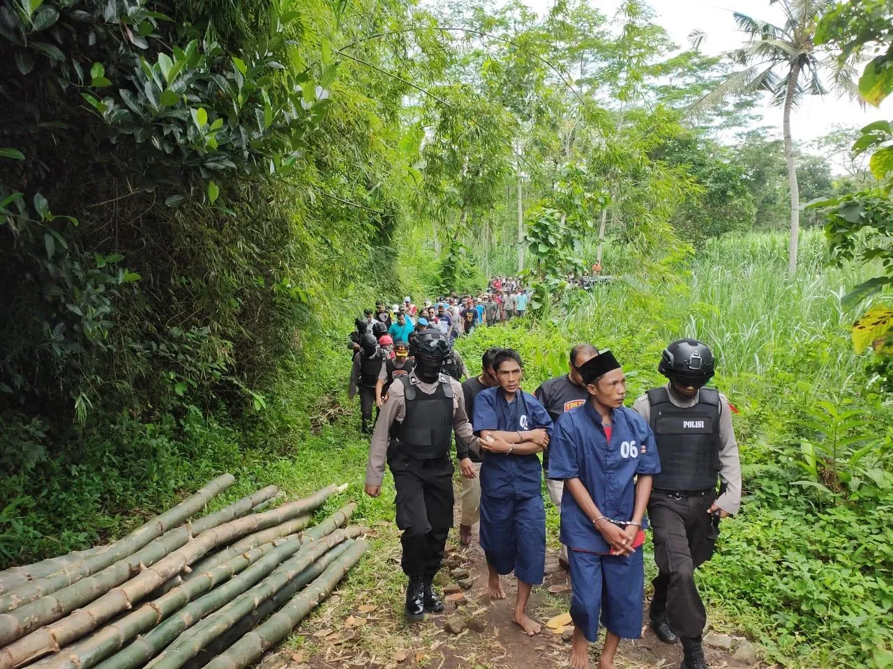 Rekonstruksi 2 Pelaku Curanmor Bersaudara Dibanjiri Warga Untuk Menonton