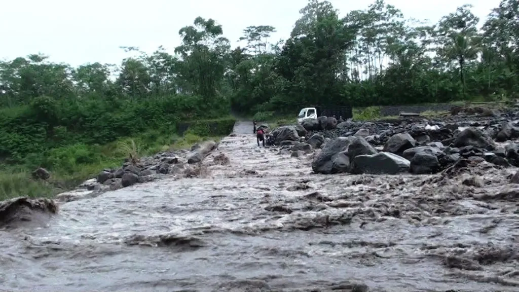Lahar Semeru Bawa Material Pasir dan Putus Jalur Penghubung