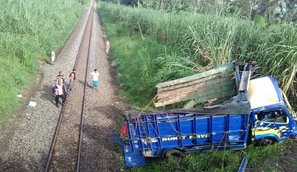 Tak Waspada, Truck Warga Probolinggo Masuk Jurang Rel KA di Randuagung