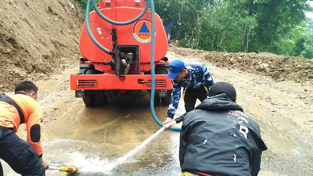 Penanganan Longsor, Jalur KM 57 Piket Nol Disemprot Air Agar Tidak Licin