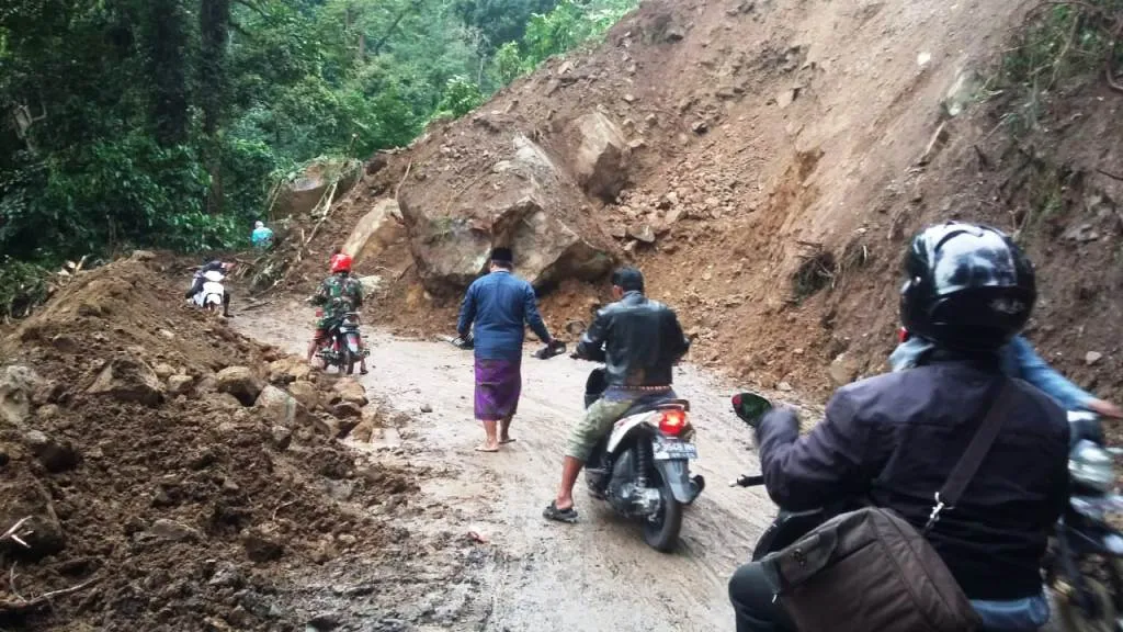 Longsor KM 57 Piket Nol Roda Dua Sudah Bisa Melintas Bergantian