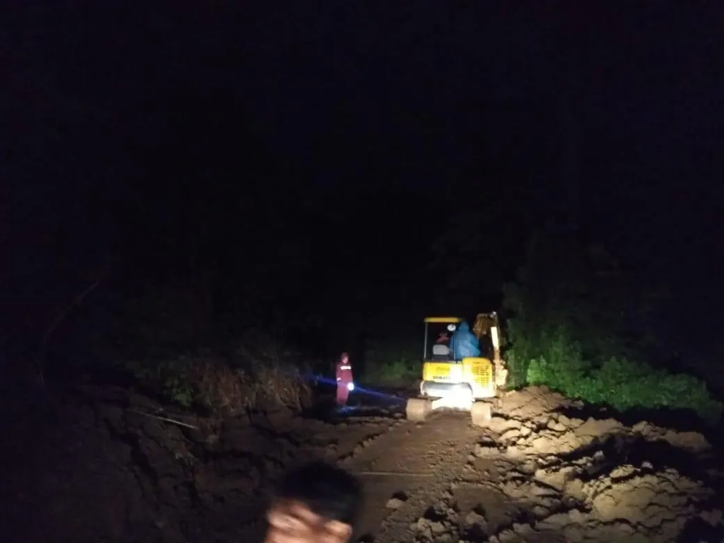 Tanah Longsor Ranu Pane Sempat Putuskan Jalur Lumajang - Malang