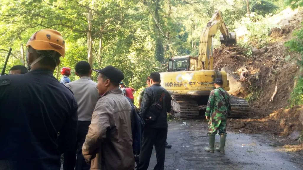 Longsor KM 57 Piket Nol Jalur Lumajang-Malang Putus Total