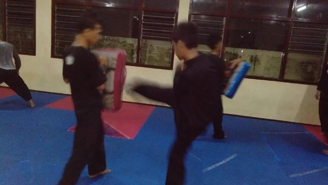Atlet Pencak Silat PORPROV Latihan Malam Hari di Padepokan