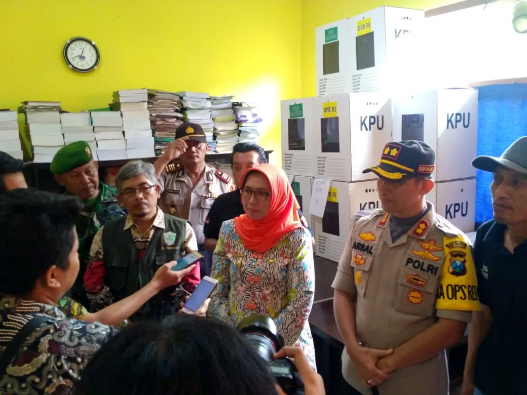 Bunda Indah Temukan Segel Kotak Suara di Jatiroto