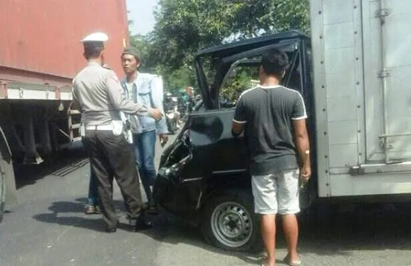 Truk Seruduk Pick Up dan Motor Sebabkan 2 orang Luka-Luka