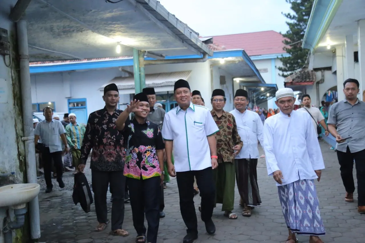 Di Ponpes Miftahul Ulum, Menristekdikti Siapkan Beasiswa Bagi Santri