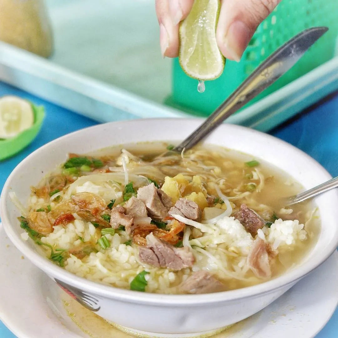 Mau yang Hangat Mengenyangkan? Yuk Cobain Soto Campur di Warung Mbak Dina
