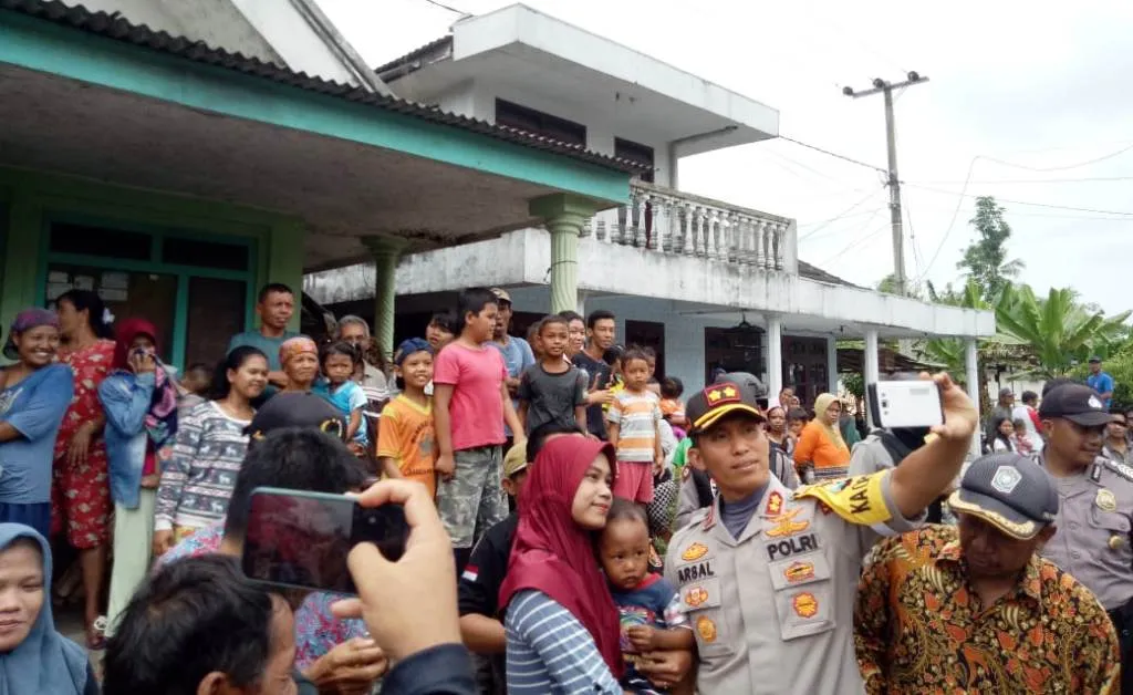 Rilis TKP, Kapolres Arsal Jadi Buruan Fans Cewek Berfoto Selfie