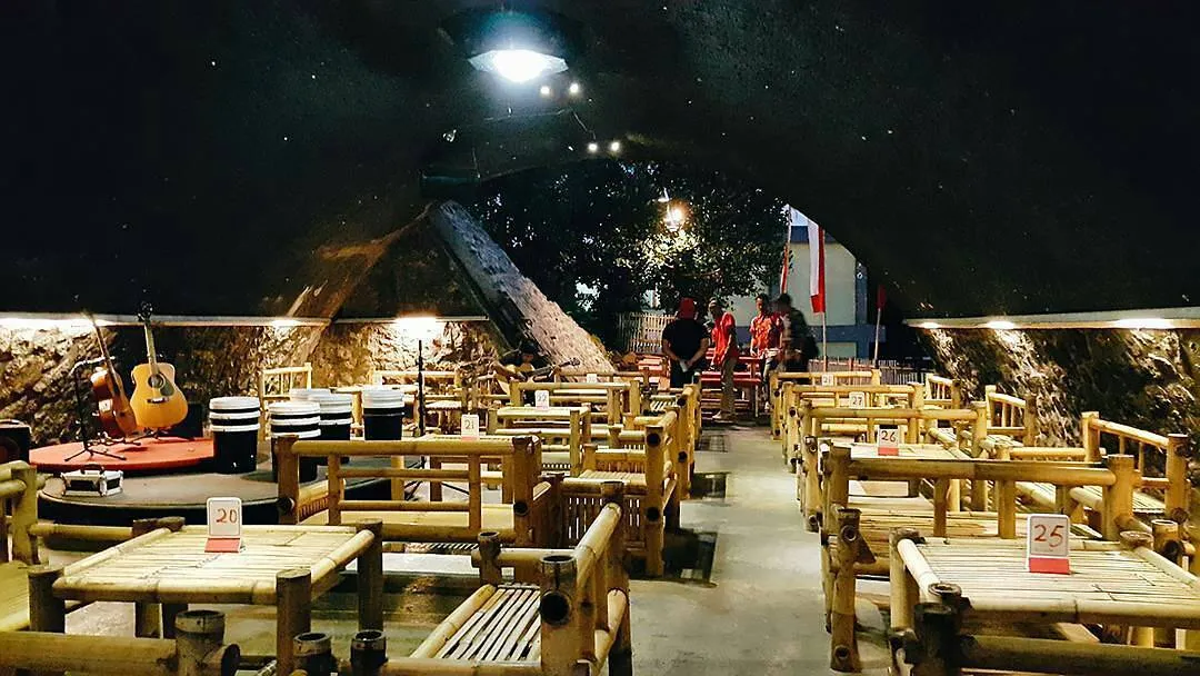 Ide Cemerlang Johanes, Mengubah Kolong Jembatan Jadi Kafe