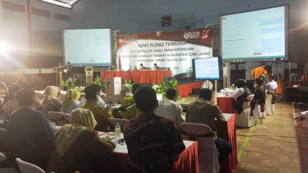 Suasana Rapat Pleno Terbuka Rekapitulasi KPU Lumajang Panas