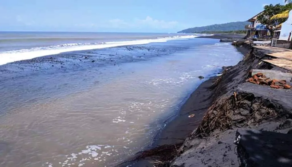 Abrasi di Wisata Pantai TPI Tempursari Semakin Parah