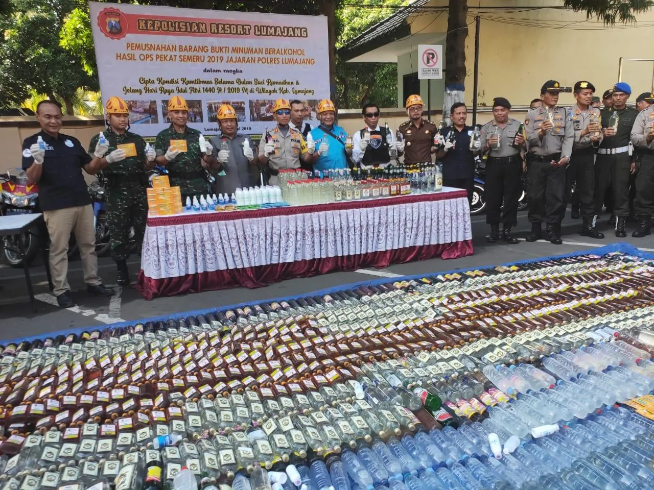 Ribuan Miras dan Komix Dimusnakan di Mapolres Lumajang