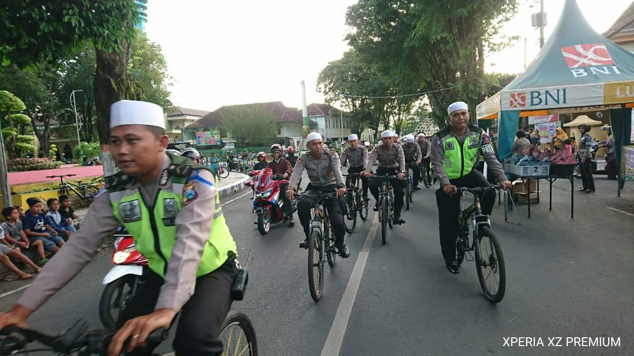 Satlantas Polres Lumajang Patroli Ngabuburit Naik Sepeda Onthel