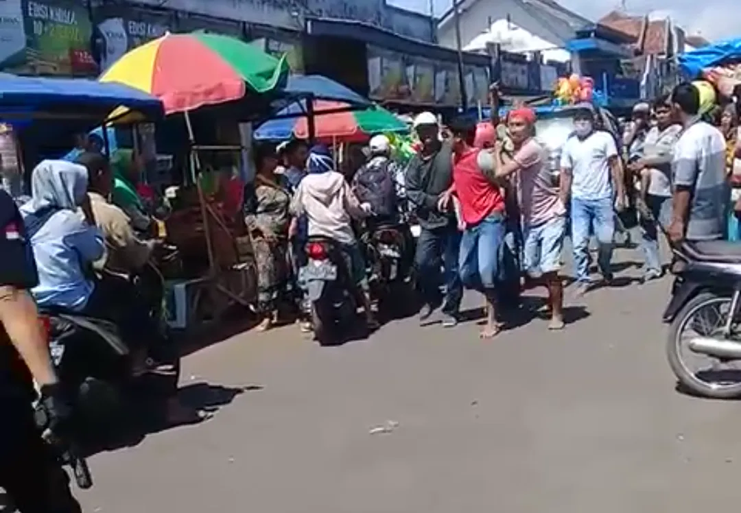 Naik Motor dan Bawa Sajam Tabrak Petugas, Pemuda Klakah Ditangkap