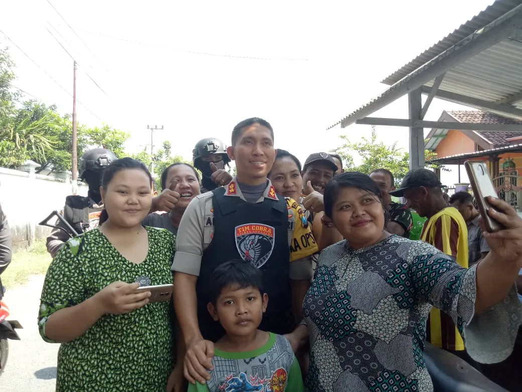 Pesona Kapolres Lumajang Bikin Emak-emak Kesengsem