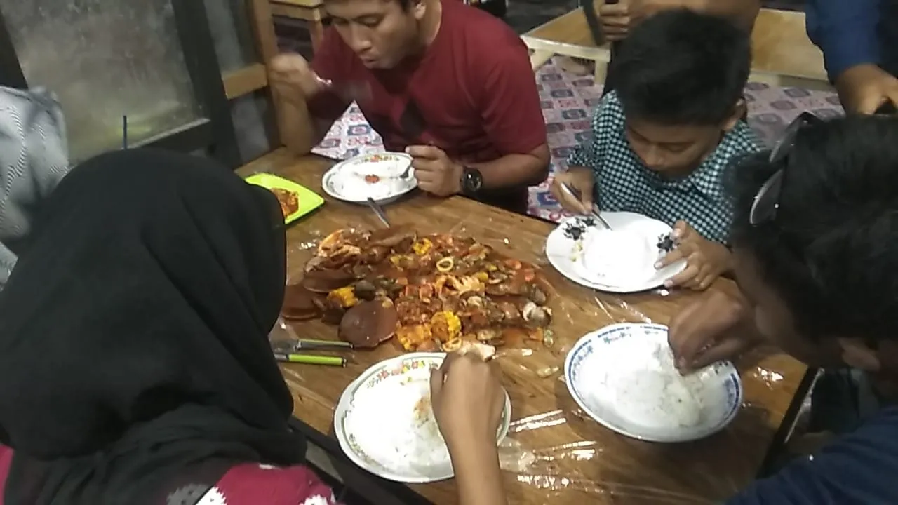Nikmatnya Menyantap Kuliner Sunrise Seafood Bumbu Mercon Rame - Rame