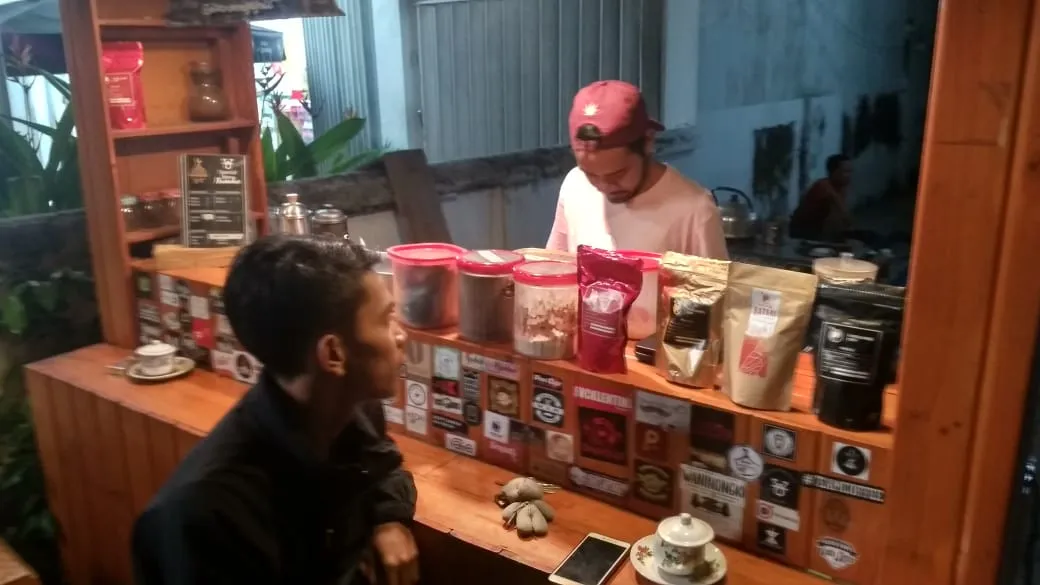 Waroeng Ajuz Kenalkan Kopi Pasrujambe hingga Luar Pulau