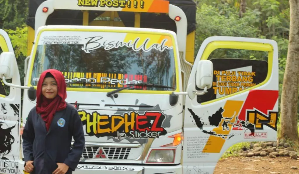 Luar Biasa, April Unyil Kuliah Sambil Kerja Jadi Sopir Truck