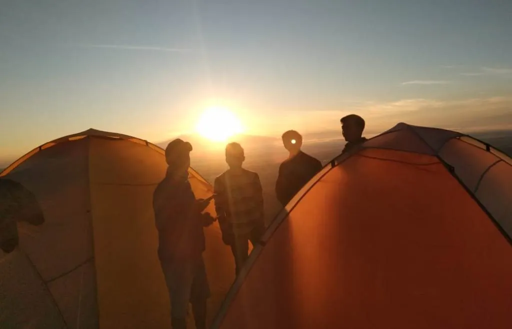Camping di Gunung Wayang Sambut Indahnya Matahari Terbit di Ufuk Timur