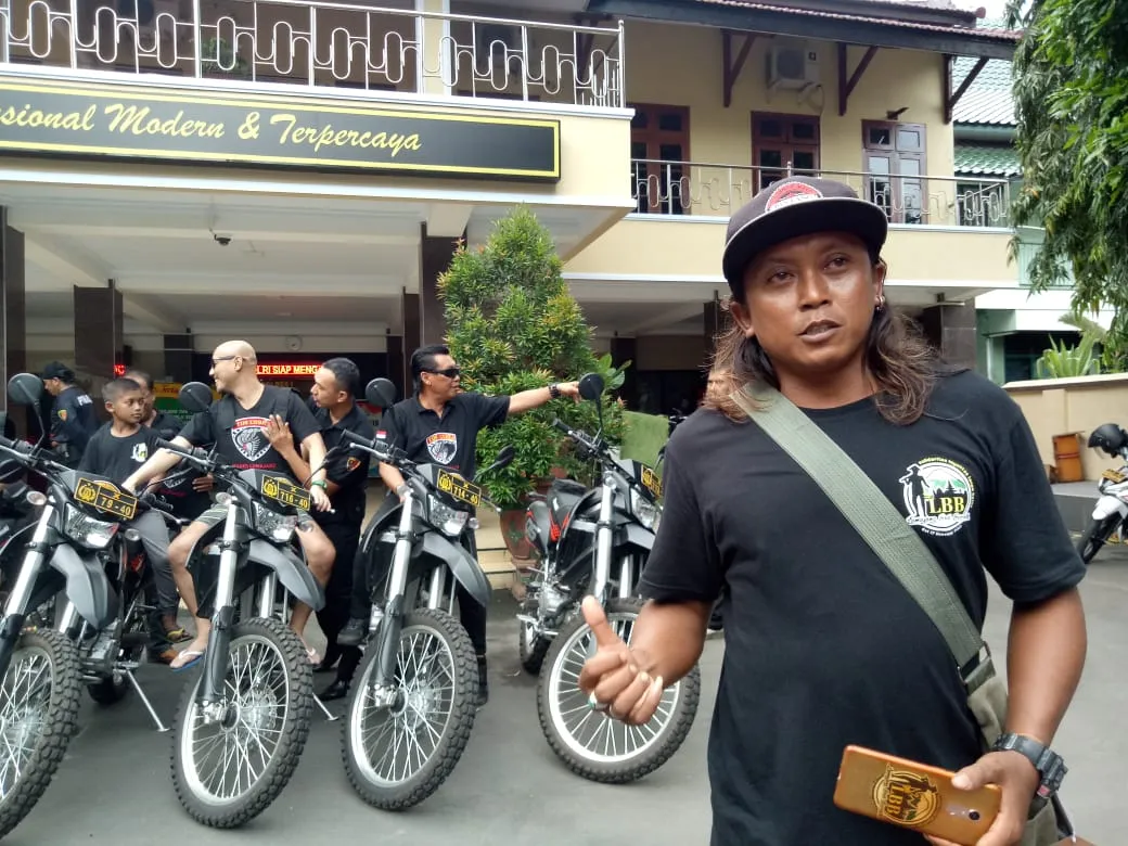 Khoiri Tour Guide Sering Membawa Wisatawan Asing ke Lumajang