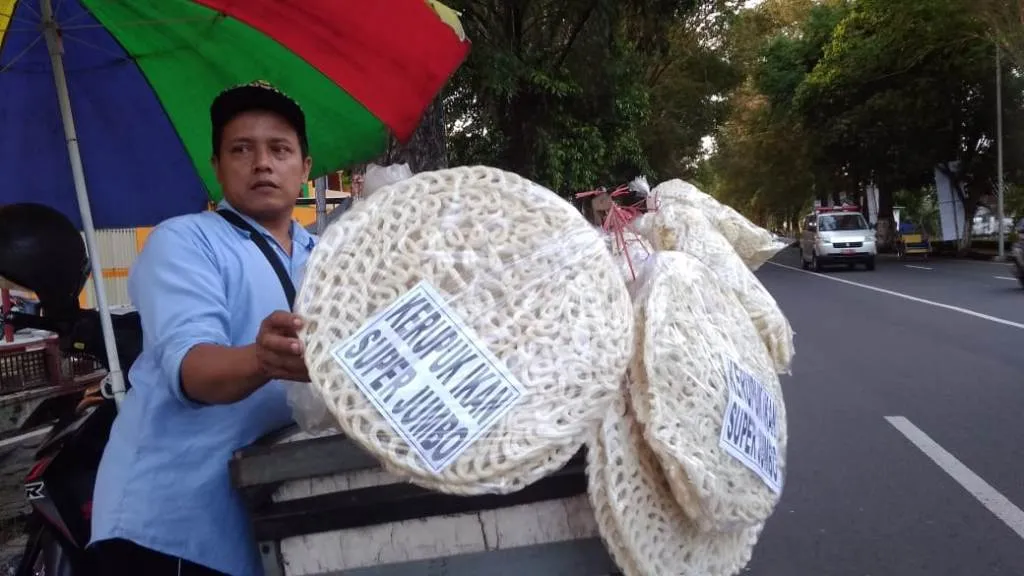 Bulan Ramadan, Kerupuk Jumbo Pasuruan Serbu Lumajang