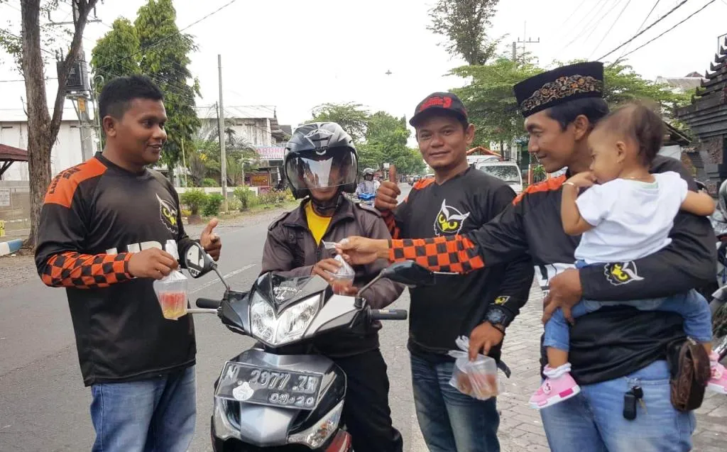 Komunitas Libas Adventure Trail Lumajang Bagi-bagi Takjil