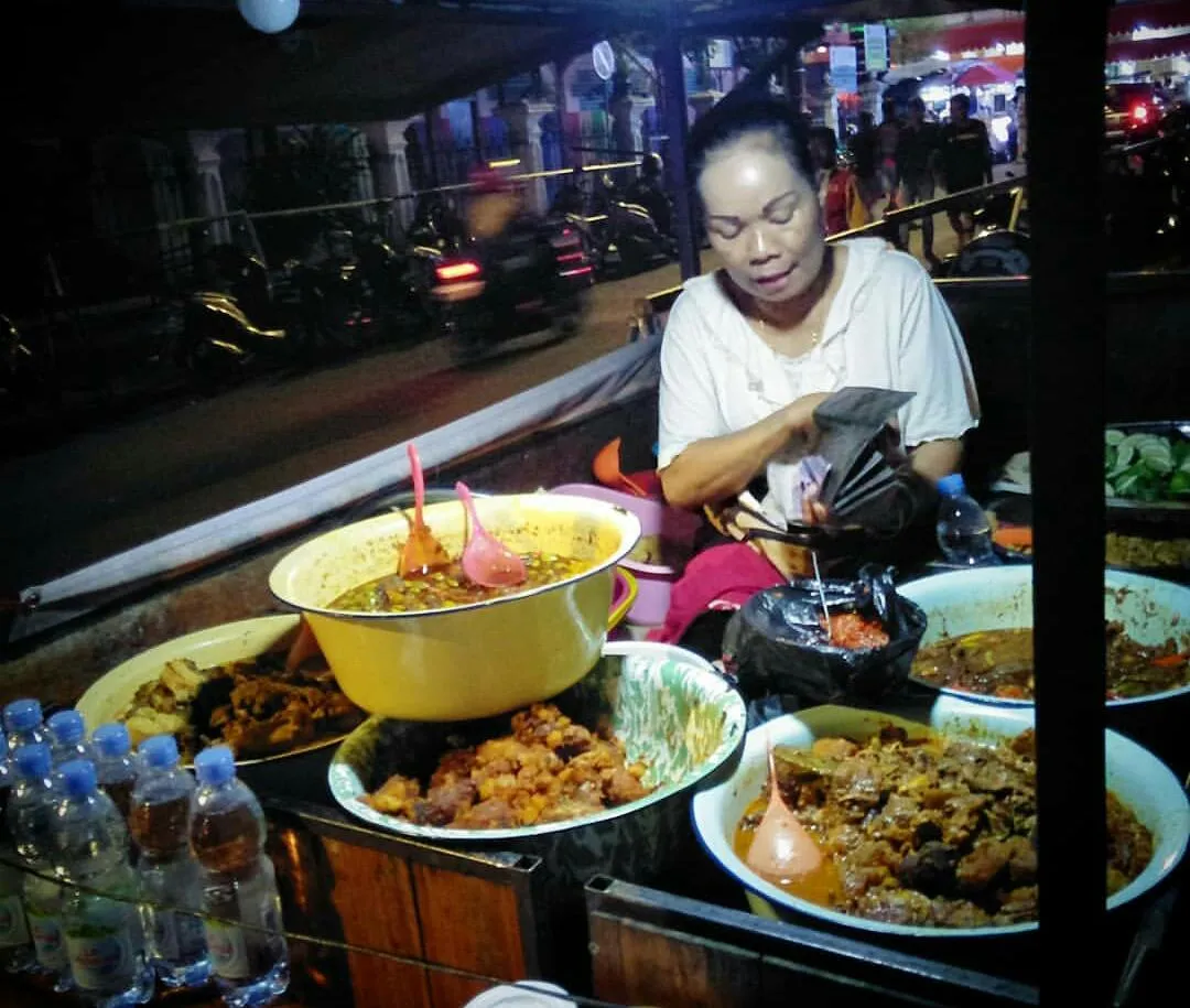Pedagang Pasar Karangbendo Sajikan Berbagai Macam Lauk-Pauk di Bulan Puasa