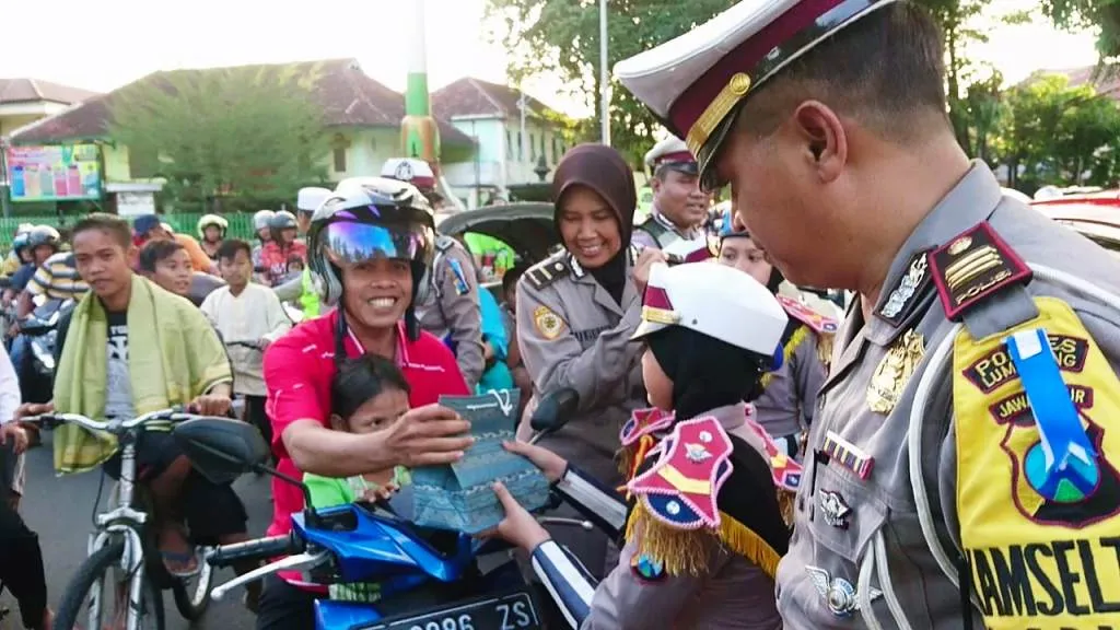 Pocil Bagi-bagi Takjil Depan Polres Lumajang