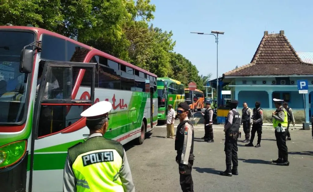 Polres Lumajang Razia Massa Aksi People Power di Terminal Minak Koncar