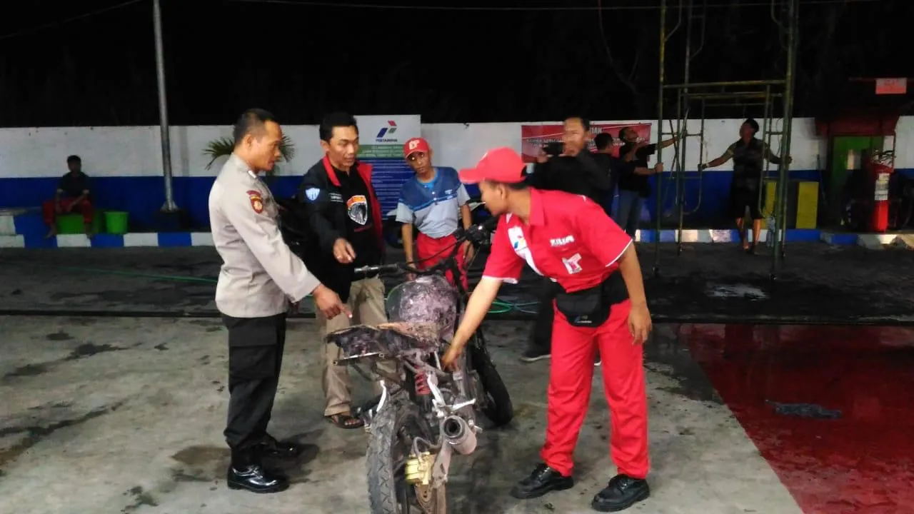 Selang Kaburator Bocor, Motor Rustam Terbakar di SPBU Tempeh